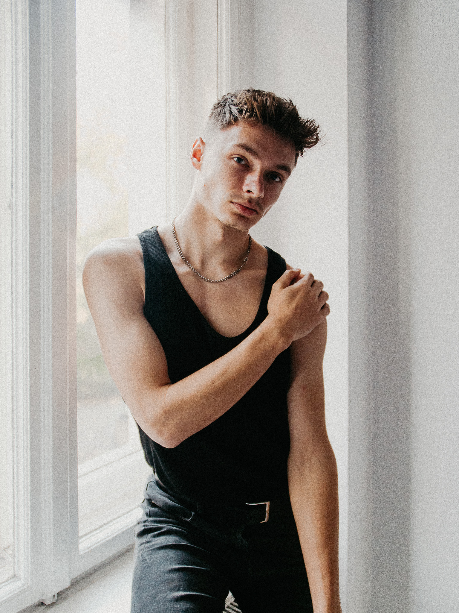 Kamil portret przy oknie